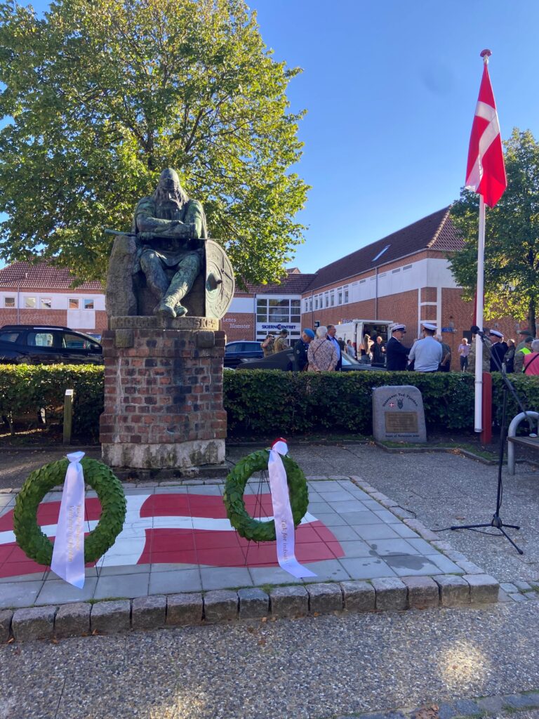 Flagdag 2023. Kranselægning ved Holger Danske på torvet i Skjern. Kuf-vognen ses bagved.