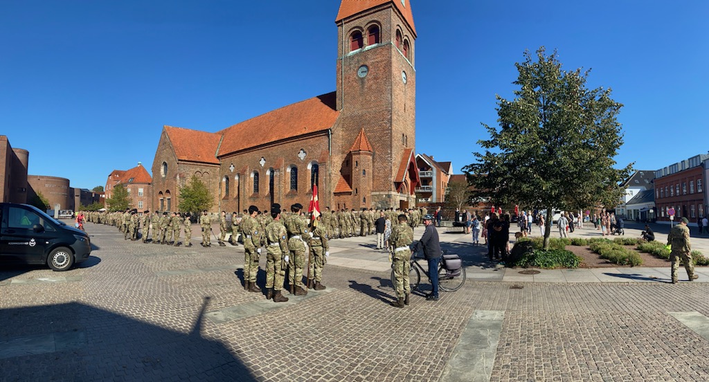 Flagdag 2023. Parade med tidligere danske udsendte soldater gennem byen i Holstebro i anledningen af Flagdagen.