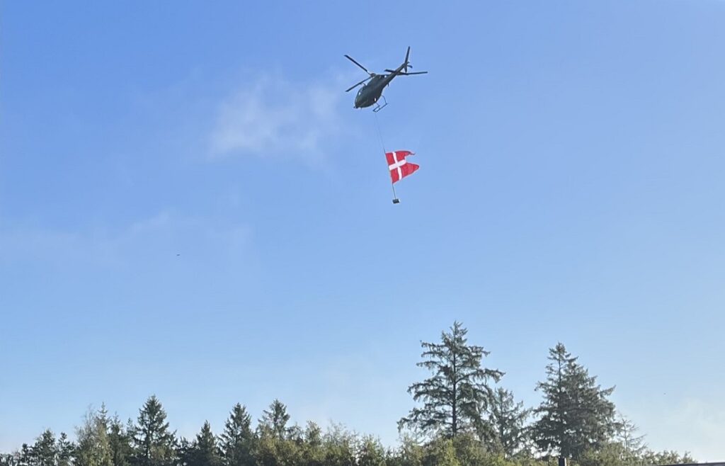 Til fejringen af Flagdagen på Flyvestation Karup blev flaget naturligvis ikke kun hejst i flagstængerne, men også fløjet over den flotte parade.