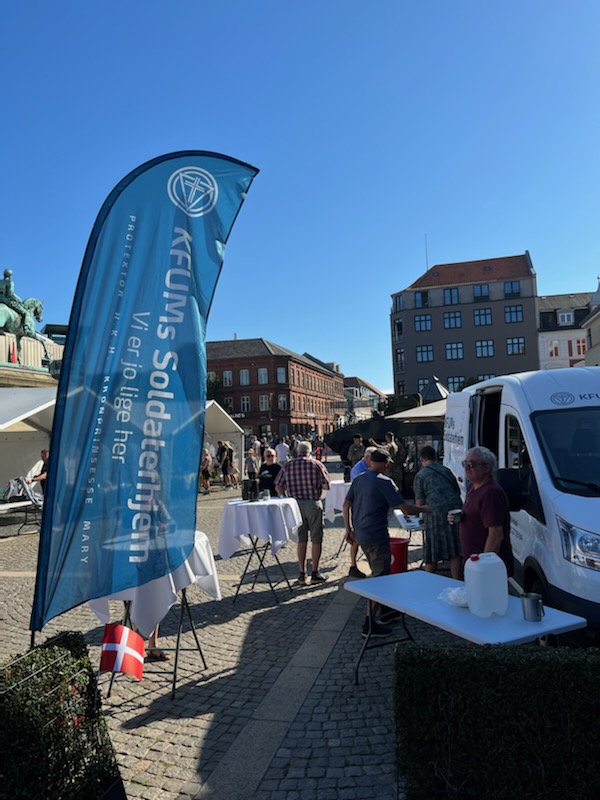 Flagdag 2023. Servering fra Kuf-vognen i Esbjerg til alle deltagere.