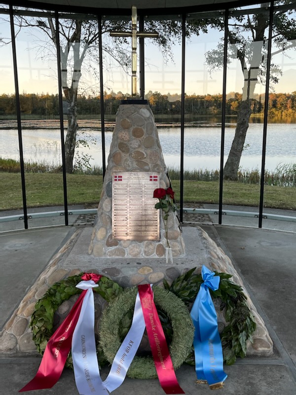 Flagdag 2023: Kranselægning ved monumentet i Oksbøl for de faldne soldater.