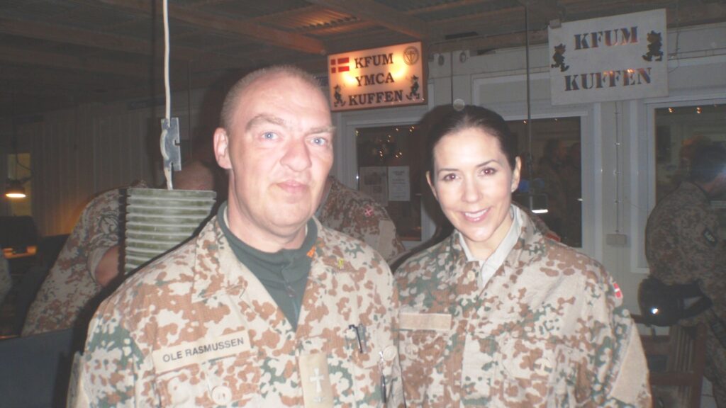 Formand for KFUM's Soldatermission Ole Rasmussen og H.K.H. Kronprinsesse Mary på KFUM's Soldaterhjem i Afghanistan, Camp Bastian, 2009.