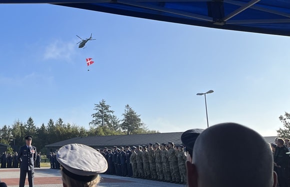 På Flyvestationen bliver Dannebrog ikke hejst, men fløjet ind med helikopter.