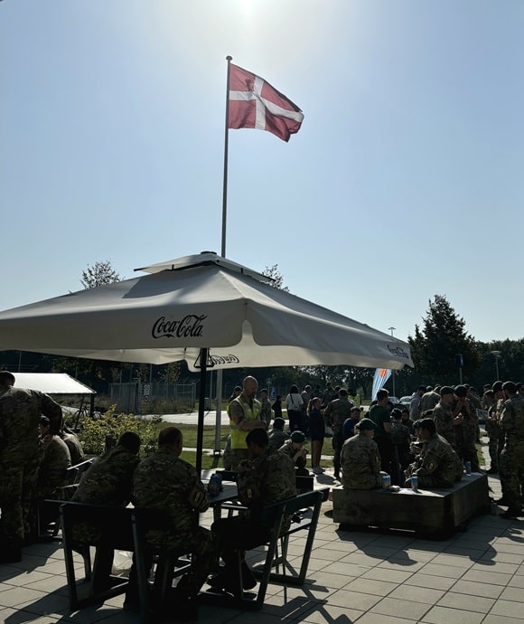 Soldater samles på terrassen uden for KFUM's Soldaterhjem i Slagelse.