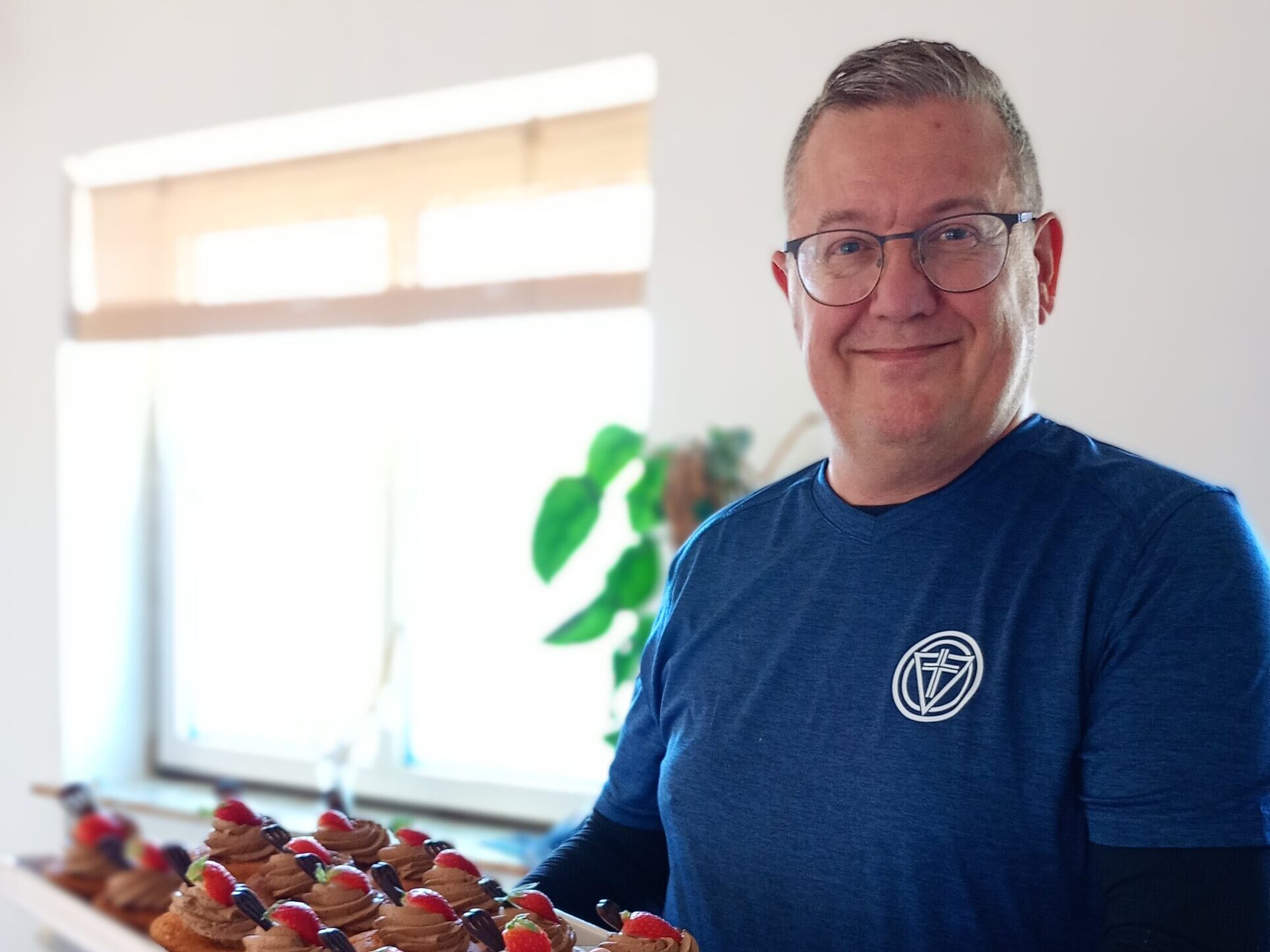 Peter fra KFUM's Soldaterhjem i Fredericia står med kage