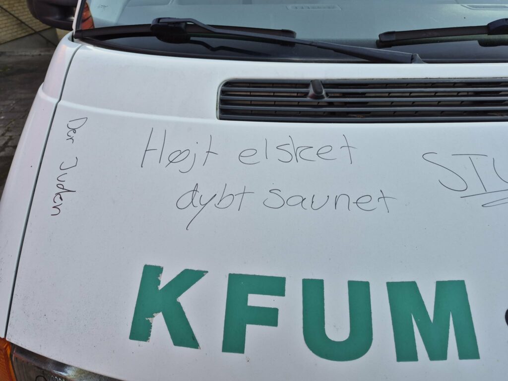 Soldaternes afsluttende hilsner til KUF-vognen på Bornholm, da skulle på pension.